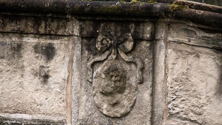 Stark verwittert ist dieses Mohrenkopf-Relief an der Judenbrücke.
