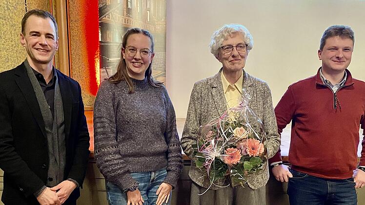 Unser Fotot zeigt (von links) Intendant Alexander Steinbeis, die neue Schriftführerin Pauline Sandwall, das neue Ehrenmitglied Hilla Schütze und der neue Kassenprüfer Daniel Huber.
