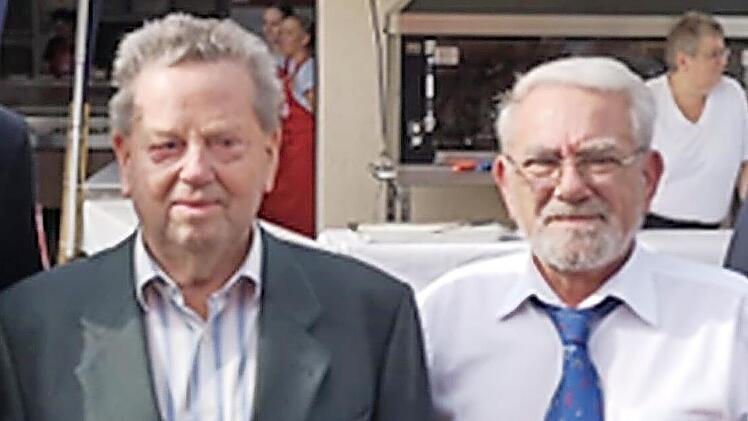 Franz Mauser (l.) wurde für 70 Jahre Treue zum Verein geehrt, Jürgen Gogolok für 50 Jahre.