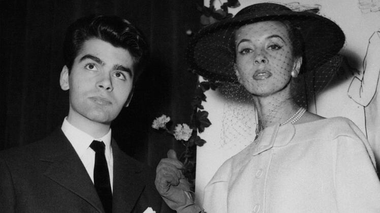 Dieses Bild aus dem Dezember 1954 zeigt Lagerfeld nach dem Triumph bei einer Modeschau. Das Stilbewusstsein sieht man ihm bereits an. Trotzdem: Hätten Sie ihn erkannt?