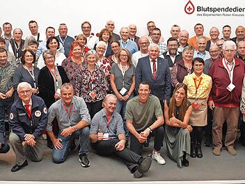 Aus dem BRK-Kreisverband Lichtenfels wurden insgesamt 46 Jubil&auml;umsspender geehrt, Peter Will (4.v.r.) war der Top-Spender.