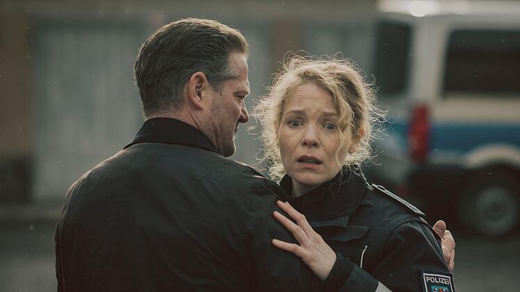 Die Polizistin Janine Behrend (Angelina Häntsch) identifiziert den Toten als ihren Sohn.