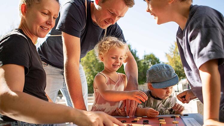 Einen Stein im Brett haben bei gro&szlig;en und kleinen Besuchern auch in digitalen Zeiten die guten alten Brettspiele.