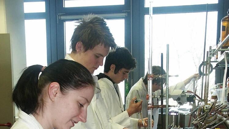 Praxis ist wichtig für die angehenden agrartechnischen Assistenten. Unser Bild entstand bei der Ausbildung der derzeitigen Auszubildenden im chemisch-analytischen Labor. Foto: Dagmar Besand