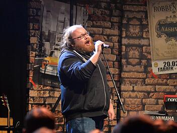"The Voice of Germany"-Gewinner, Andreas Kümmert, gab am Samstagabend in der Stadthalle in Lichtenfels ein Konzert. Foto: Ronald Rinklef