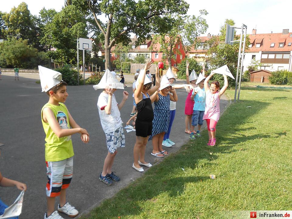 Kl. 3a, GS Rupprechtschule Bamberg (Cheerleaders mit Sonnenhut)
