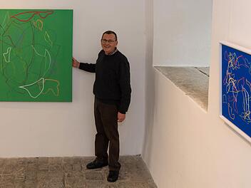 Rainer Nepita beim Aufbau seiner Ausstellung im Deutschordensschloss. Foto: Björn Hein
