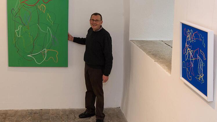 Rainer Nepita beim Aufbau seiner Ausstellung im Deutschordensschloss. Foto: Björn Hein