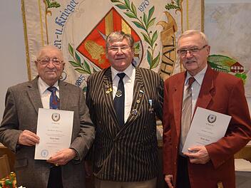 Ehrungen standen beim Soldaten- und Kriegerverein an (von links): Reinhard Metzler (40 Jahre), Ernst Ziegler (stellvertretender Vorsitzender) und Gisbert Stöber (50 Jahre).  Foto: Andreas Lomb
