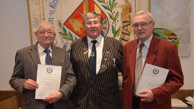 Ehrungen standen beim Soldaten- und Kriegerverein an (von links): Reinhard Metzler (40 Jahre), Ernst Ziegler (stellvertretender Vorsitzender) und Gisbert Stöber (50 Jahre).  Foto: Andreas Lomb