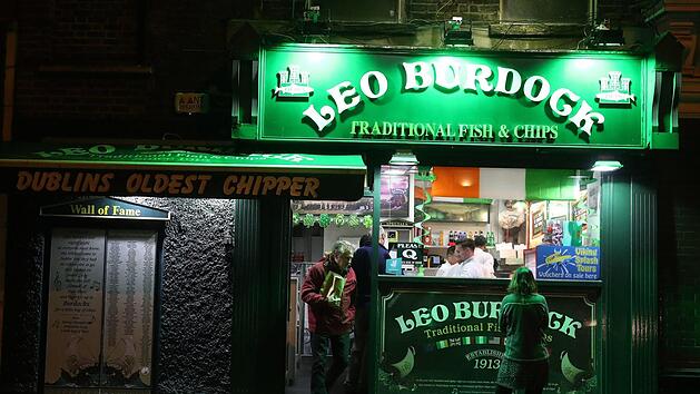 Vor dem St. Patrick's Day ist der Imbiss Leo Burdock in Dublin (Irland) am 16.03.2017 gr&uuml;n angeleuchtet. Die Iren begehen am 17.03. den St. Patrick's Day. Foto: Brian Lawless/PA Wire/dpa