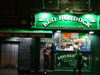 Vor dem St. Patrick's Day ist der Imbiss Leo Burdock in Dublin (Irland) am 16.03.2017 grün angeleuchtet. Die Iren begehen am 17.03. den St. Patrick's Day. Foto: Brian Lawless/PA Wire/dpa
