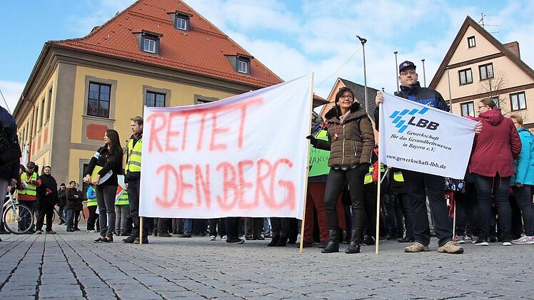"Rettet den Berg" - unter diesem Motto stand eine Demonstration der Beschäftigten im Klinikum Kutzenberg am 10. März. Die Entscheidung zur Schließung von zwei Abteilungen fiel kurz danach. Fotos: Tobias Kindermann