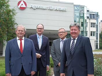 Henri Schulz (links), langjähriger Bereichsleiter der Agentur für Arbeit Bayreuth-Hof, wurde verabschiedet. Weiter nach rechts Geschäftsführer (operativ) Udo Kolb, der Vorsitzende der Geschäftsführung, Sebastian Peine, und Schulz' Nachfolger Thomas Oetter.Peter Müller