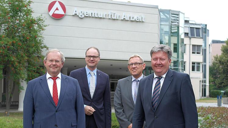Henri Schulz (links), langjähriger Bereichsleiter der Agentur für Arbeit Bayreuth-Hof, wurde verabschiedet. Weiter nach rechts Geschäftsführer (operativ) Udo Kolb, der Vorsitzende der Geschäftsführung, Sebastian Peine, und Schulz' Nachfolger Thomas Oetter.Peter Müller