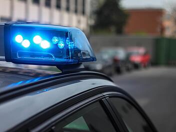 Während der aktuellen Hitzewelle häufen sich Fälle von Kindern in überhitzten Autos. So aus am Mittwoch in Baden-Württemberg. Die Eltern ließen den Siebenjährigen zurück, als sie einkaufen gingen.  Symbolbild: Christopher Schulz