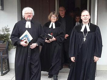 Nach dem Gottesdienst ging es für Pfarrer Bodo Bergk, Pastorin Barbara Weichert und Dekan Till Roth (von links nach rechts) flotten Schrittes in Richtung Aula der Grund- und Mittelschule. Dort fand ein Empfang statt. Foto: Rolf Pralle