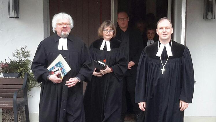 Nach dem Gottesdienst ging es für Pfarrer Bodo Bergk, Pastorin Barbara Weichert und Dekan Till Roth (von links nach rechts) flotten Schrittes in Richtung Aula der Grund- und Mittelschule. Dort fand ein Empfang statt. Foto: Rolf Pralle