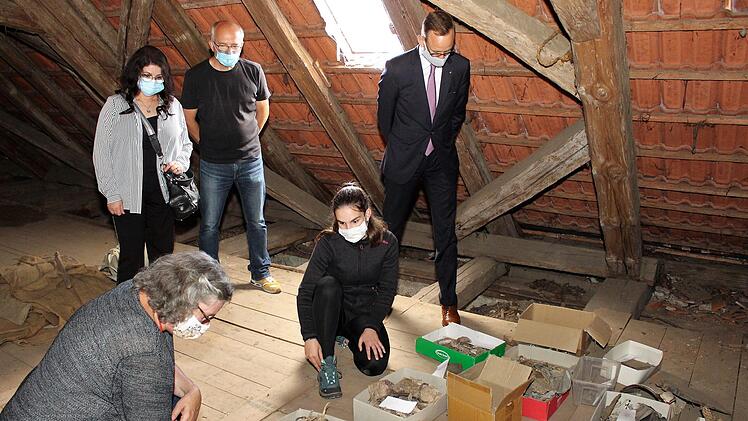 Die Fundstücke auf dem Dachboden der Synagoge sind bereits vorsortiert. Im Bild vorne: Martina Edelmann, Sophia Ludäscher. Hinten stehend Irina Gerschmann, Christian Plätzer, Thomas Pickel von der Sparkasse Erlangen als Sponsor (von links)    Foto: Evi Seeger