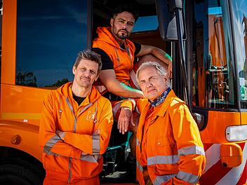 "Die Drei von der M&uuml;llabfuhr" haben auch im 14. Film der Reihe alle H&auml;nde voll zu tun. Diesmal jagen Motte (Marc Oliver Schulze, links), Tarik (Aram Arami, Mitte) und K&auml;ptn Werner Tr&auml;sch (Uwe Ochsenknecht) zwei falsche M&uuml;llm&auml;nner.