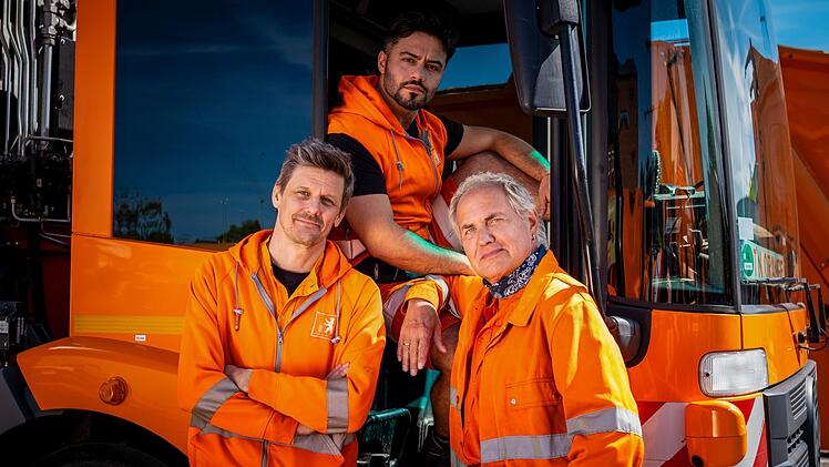 "Die Drei von der M&uuml;llabfuhr" haben auch im 14. Film der Reihe alle H&auml;nde voll zu tun. Diesmal jagen Motte (Marc Oliver Schulze, links), Tarik (Aram Arami, Mitte) und K&auml;ptn Werner Tr&auml;sch (Uwe Ochsenknecht) zwei falsche M&uuml;llm&auml;nner.