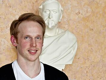 Bei der Uraufführung der Musical-Oper "Dorian Gray" am 8. Juni gibt der schwedische Tenor Joel Annmo sein Debüt am Landestheater Coburg. Als Büste im Hintergrund: Herzog Ernst II. Foto: Jochen Berger