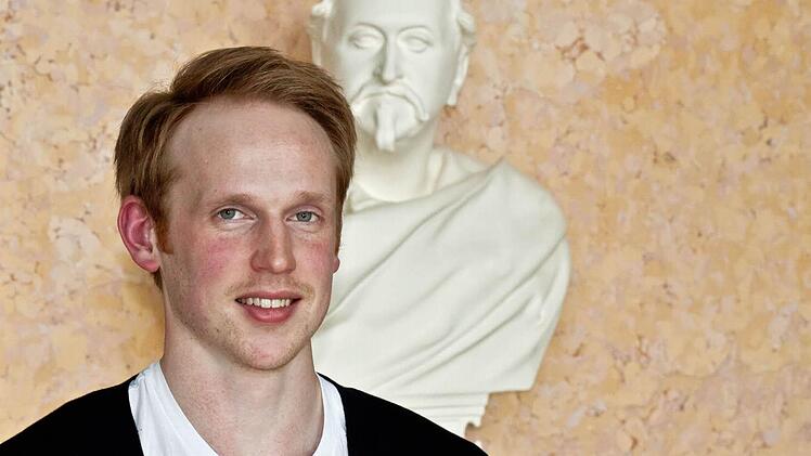 Bei der Uraufführung der Musical-Oper "Dorian Gray" am 8. Juni gibt der schwedische Tenor Joel Annmo sein Debüt am Landestheater Coburg. Als Büste im Hintergrund: Herzog Ernst II. Foto: Jochen Berger