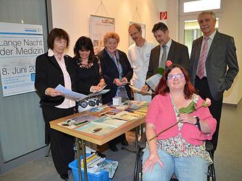 Am Informationsstand der Kontaktstelle des DMSG-Landesverbands Bayern (von links): Gisela Zaich, Ursula Schubert, Marieluise Girch, Eike Dedow (Ärztlicher Direktor der Frankenwaldklinik), Gerhard Wunder (Landratsstellvertreter), Dritter Bürgermeister Hans Simon und Daniela Rauh aus Gehülz (MS-Gruppenmitglied). Foto: K.-H. Hofmann