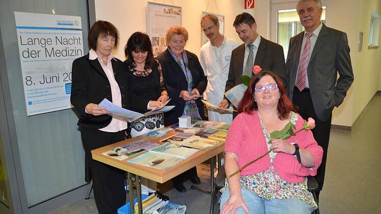 Am Informationsstand der Kontaktstelle des DMSG-Landesverbands Bayern (von links): Gisela Zaich, Ursula Schubert, Marieluise Girch, Eike Dedow (Ärztlicher Direktor der Frankenwaldklinik), Gerhard Wunder (Landratsstellvertreter), Dritter Bürgermeister Hans Simon und Daniela Rauh aus Gehülz (MS-Gruppenmitglied). Foto: K.-H. Hofmann