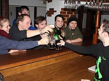 Der "Fußgänger" ist für Pia Karina Pömpner, Lukas Beck, Marcel Thomas, Marek Machalewski, Mark Fritsche und Max Kraushaar der Anlaufpunkt schlechthin. Fotos: Ulrike Müller