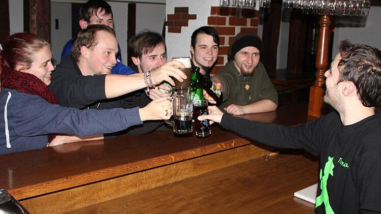 Der "Fußgänger" ist für Pia Karina Pömpner, Lukas Beck, Marcel Thomas, Marek Machalewski, Mark Fritsche und Max Kraushaar der Anlaufpunkt schlechthin. Fotos: Ulrike Müller