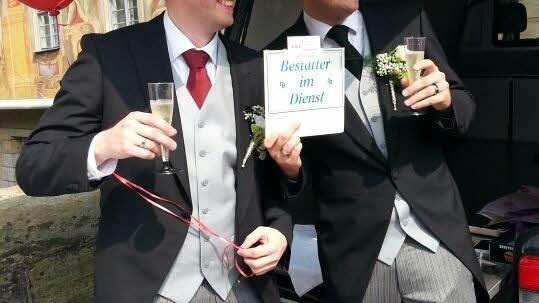Aus dem Leichenwagen wurde am Tag der Hochzeit eine Sektbar. Foto: privat