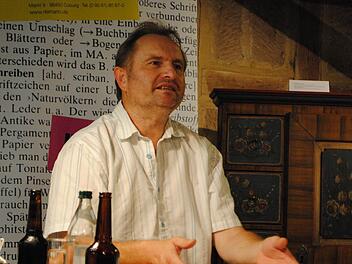 Hielt sich und sein amüsiertes Publikum trotz hitziger Atmosphäre unter den Dachbalken der Alten Schäferei über zwei Stunden bei Laune: Helmut Vorndran bei der Vorstellung seines neuen Buches.  Foto: Carolin Herrmann