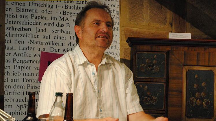 Hielt sich und sein amüsiertes Publikum trotz hitziger Atmosphäre unter den Dachbalken der Alten Schäferei über zwei Stunden bei Laune: Helmut Vorndran bei der Vorstellung seines neuen Buches.  Foto: Carolin Herrmann