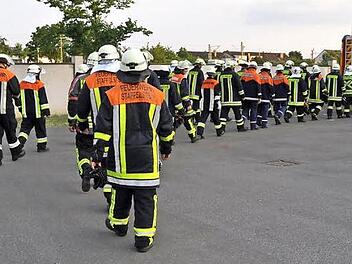 Zu Ehren von Hermann Gummerum zogen die Staffelsteiner Feuerwehrleute ihre Einsatzkleidung an und marschierten hinter einem Löschfahrzeug her auf den Hof, um zur Verabschiedung ein Spalier zu bilden. Fotos: Matthias Einwag