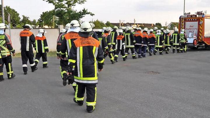 Zu Ehren von Hermann Gummerum zogen die Staffelsteiner Feuerwehrleute ihre Einsatzkleidung an und marschierten hinter einem Löschfahrzeug her auf den Hof, um zur Verabschiedung ein Spalier zu bilden. Fotos: Matthias Einwag