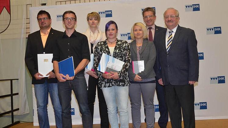 Die Prüfungsbesten der Weiterbildung. Von links Markus Hofmann, Alexander Welsch, Claudia Nestmann, Sarah Köstner, Kathrin Bauer. Mit im Bild von rechts, Bernd Steger (weiterer Landratstellvertreter) und IHK- Vizepräsident Hans Rebhan. Foto: Karl-Heinz Hofmann