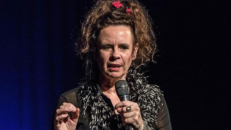 Nessi Tausendschön bei ihrem Auftritt im "Schwarzen Bären". Foto: Jochen Berger