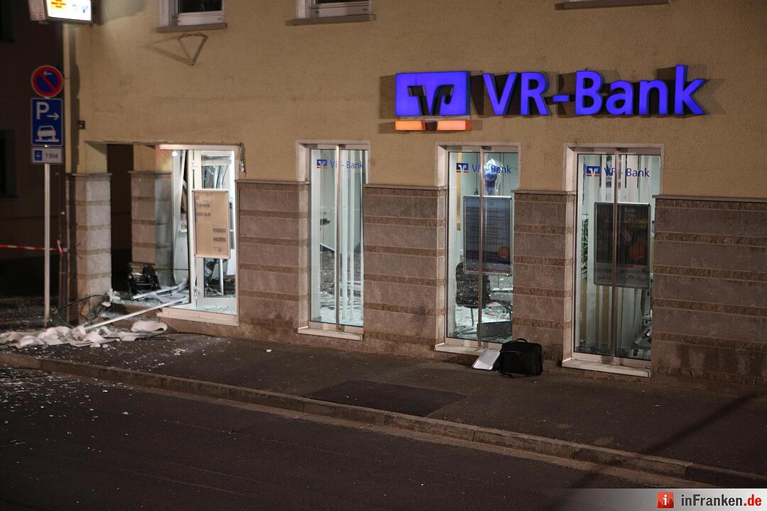 Unbekannte sprengen Geldautomat im Kreis Schweinfurt – Großfahndung läuft