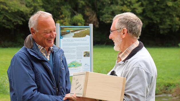 Klaus Wehner (links) hatte die Idee dazu, die alten Bew&auml;sserungsanlagen an der Aschach wieder erlebbar zu machen. B&uuml;rgermeister Waldemar Bug &uuml;berreichte ihm  zum Dank ein Pr&auml;sent. Kathrin Kupka-Hahn