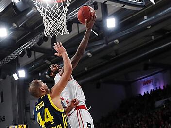 Dorell Wright (mit Ball) kann sowohl am Brett, hier gegen den Berliner Stefan Peno, als auch aus der Distanz punkten. Aber auch in der Verteidigung ist der US-Amerikaner ein Gewinn für das Brose-Team. Fotos: Daniel Löb