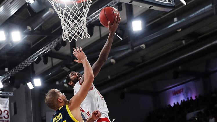 Dorell Wright (mit Ball) kann sowohl am Brett, hier gegen den Berliner Stefan Peno, als auch aus der Distanz punkten. Aber auch in der Verteidigung ist der US-Amerikaner ein Gewinn für das Brose-Team. Fotos: Daniel Löb