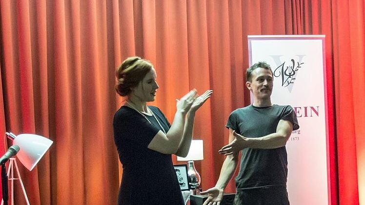 Reichlich Beifall gab es für den Ella-Fitzgerald-Abend, den Laura Mann und Florian Berndt im Foyer des neuen Coburger Wohnbau-Domizils gestalteten.Foto: Jochen Berger
