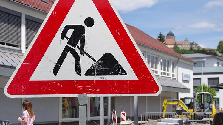 In der Kronacher Zitter-Straße haben am Montag die Bauarbeiten begonnen. Die Planungen für die Sperrung und Umleitung waren lange vorher fertig. Foto: Marco Meißner
