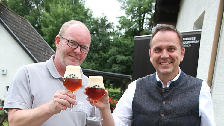 Braumeister Alexander Matthes von der Kommunbräu zollte der Brauleistung der Schüler größten Respekt: Ein Prosit auf die Nachwuchsbrauer, pflichtete der Leiter des beruflichen Schulzentrums Alexander Battistella bei.