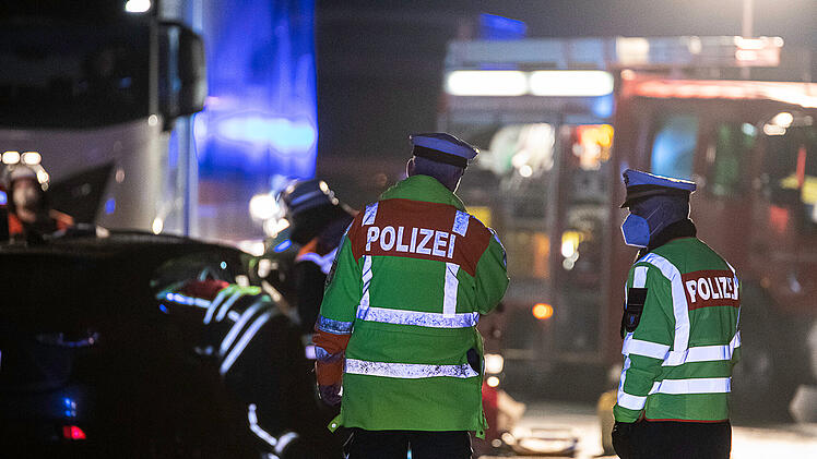 Nach Kollision mit Sattelzug: Person verstirbt noch an der Unfallstelle
