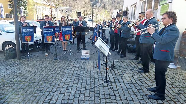 Die Waischenfelder Blasmusik spielte zum Standkonzert auf.