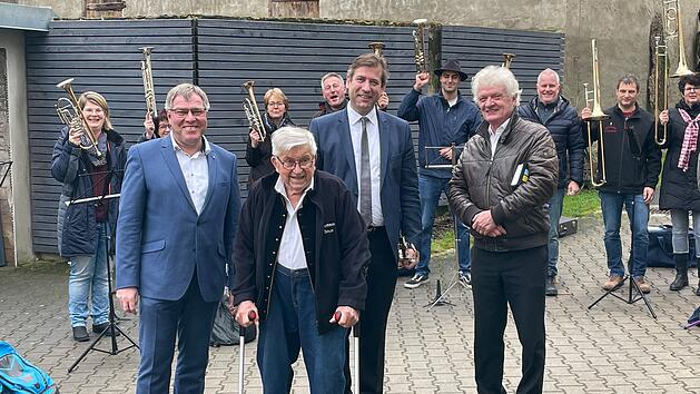 Igensdorf: 95-J&auml;hriger hat an Heiligabend Geburtstag - Dorf bereitet ihm beeindruckende Feier