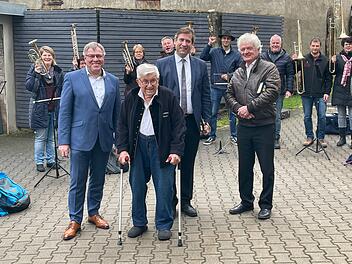 Igensdorf: 95-Jähriger hat an Heiligabend Geburtstag - Dorf bereitet ihm beeindruckende Feier