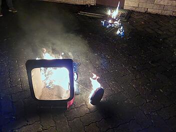 Stettfeld: Brennende Mülltonne droht auf Haus überzugreifen - Jugendfeuerwehr verhindert Schlimmeres
